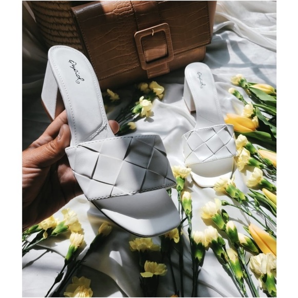 Full Bloom Collection// White woven Sandal - Picture 3 of 8